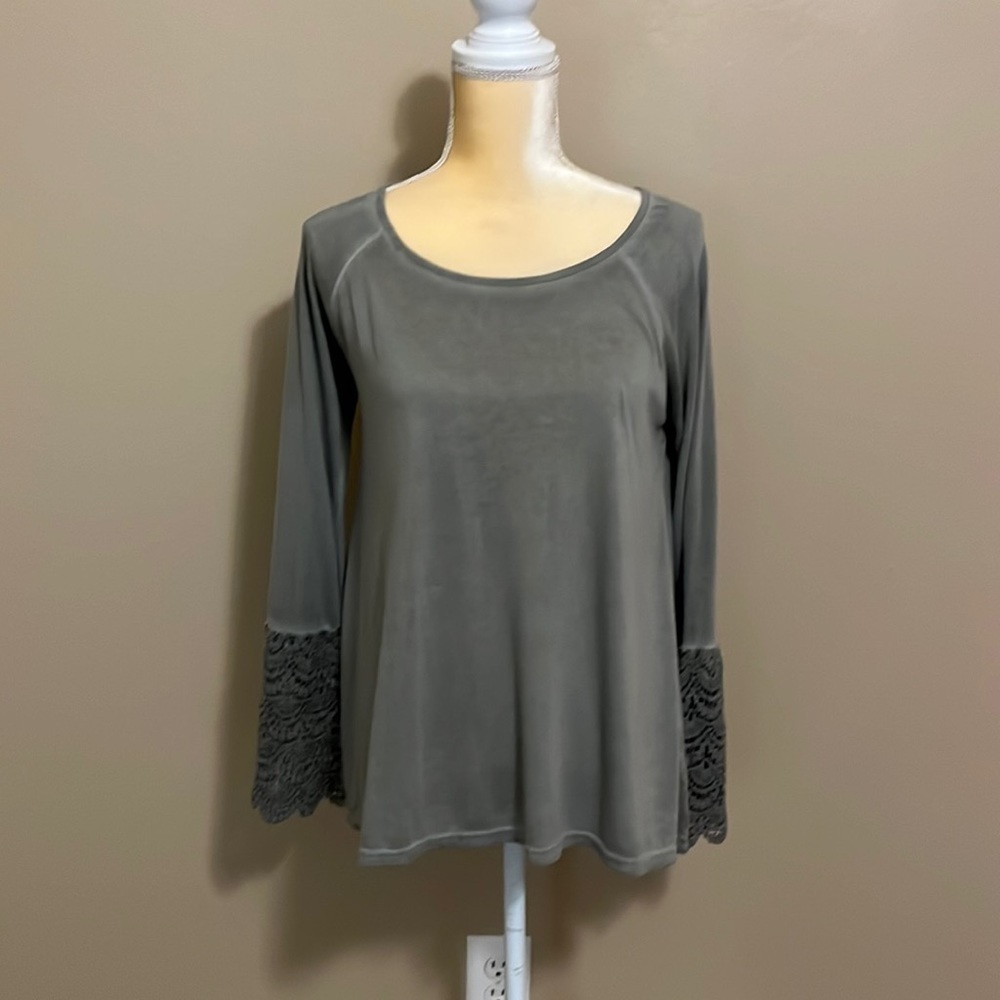 She + Sky Gray Lace Bell Sleeve Top Size M‎